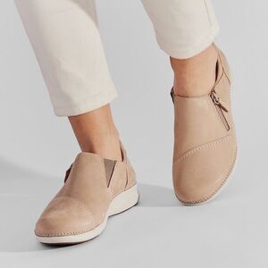 CLARKS APPLEY ZIP LOAFER IN SAND NUBUCK WIDE